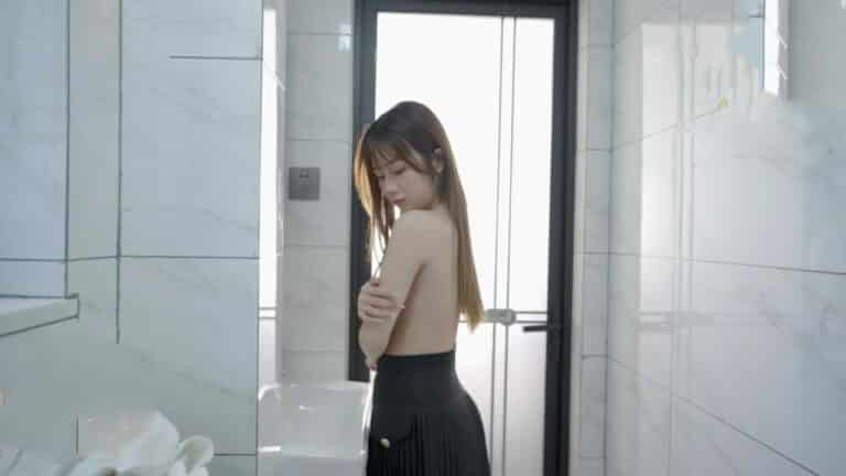 Cậu em trai dâm đãng trộm nhìn chị gái tắm khi bố mẹ vắng nhà
