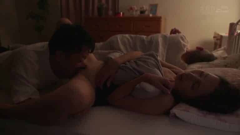 Đứa con trai dâm dục loạn luân cùng mẹ kế khi bố ngủ say