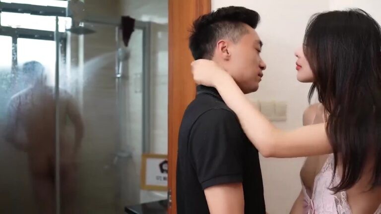 Em trai đụ chị dâu quyến rủ khi anh trai đi tắm