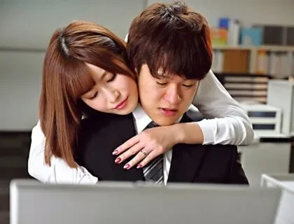 Vợ của sếp là kẻ lẳng lơ ngực khủng, quyến rũ và “nuốt chửng” những chàng trai trẻ tại nơi làm việc